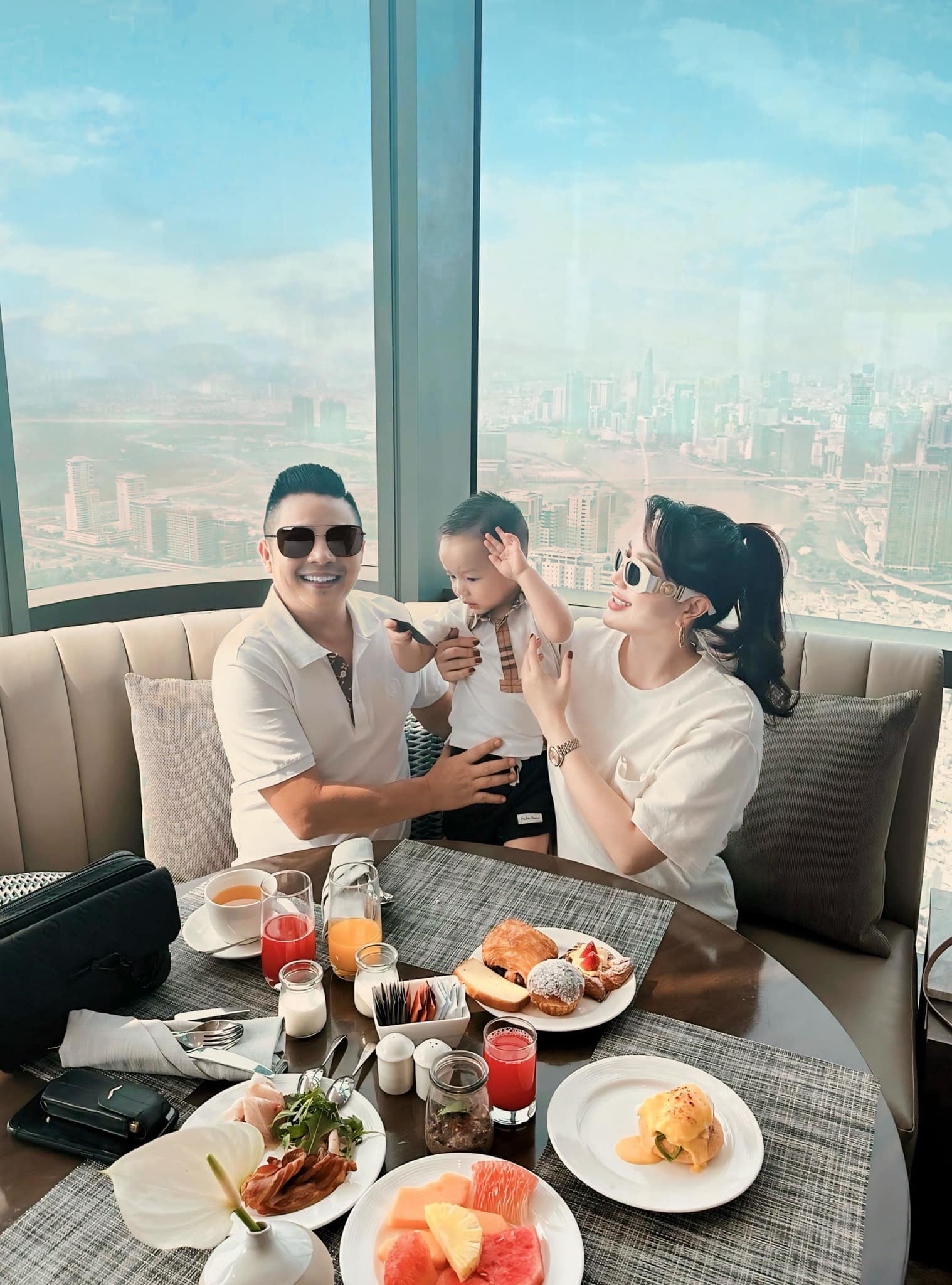 Khung ảnh ngập vẻ hào môn: 2 gia đình đại gia hội ngộ, màn đọ sắc hội phu nhân gây sốt- Ảnh 3. Khung ảnh ngập vẻ hào môn: 2 gia đình đại gia hội ngộ, màn đọ sắc hội phu nhân gây sốt- Ảnh 3.