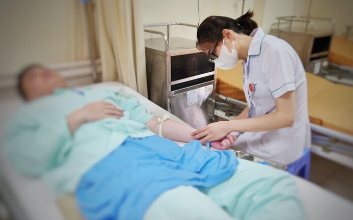 Chú rể bất ngờ gặp tai nạn trong ngày trọng đại, phải cấp cứu khẩn cấp