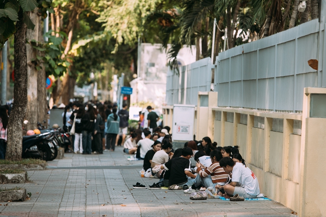 Giới trẻ Sài Gòn đổ ra đường chơi lễ Giỗ Tổ Hùng Vương, đông đúc xếp hàng tại địa điểm cà phê &quot;ruột&quot; vào sáng sớm - Ảnh 10.