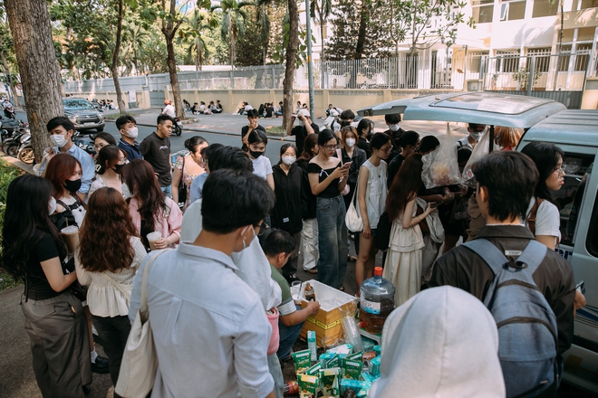Giới trẻ Sài Gòn đổ ra đường chơi lễ Giỗ Tổ Hùng Vương, đông đúc xếp hàng tại địa điểm cà phê &quot;ruột&quot; vào sáng sớm - Ảnh 7.
