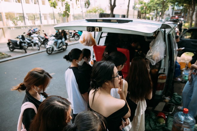 Giới trẻ Sài Gòn đổ ra đường chơi lễ Giỗ Tổ Hùng Vương, đông đúc xếp hàng tại địa điểm cà phê &quot;ruột&quot; vào sáng sớm - Ảnh 8.
