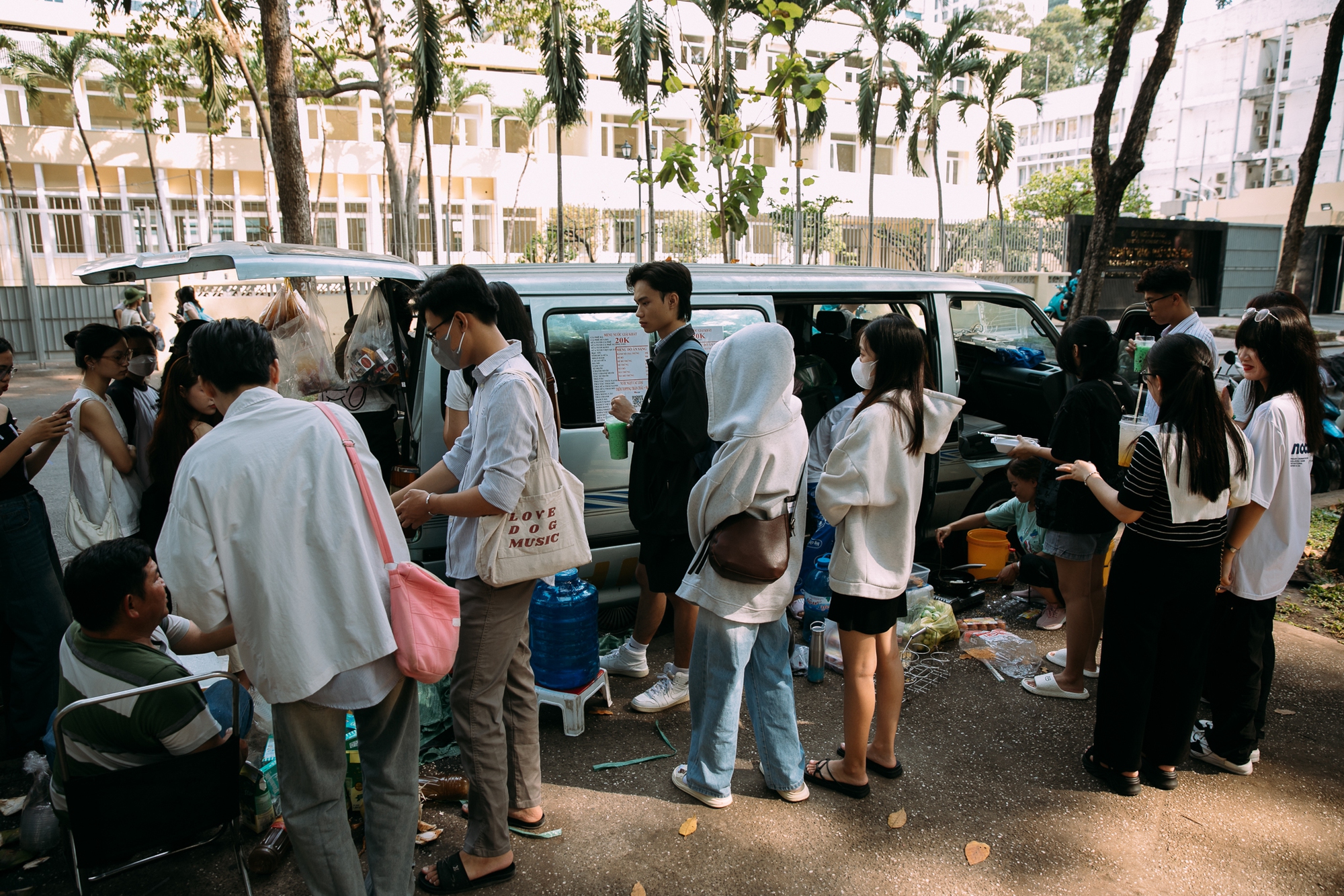 Giới trẻ Sài Gòn đổ ra đường chơi lễ Giỗ Tổ Hùng Vương, đông đúc xếp hàng tại địa điểm cà phê ruột vào sáng sớm - Ảnh 4.