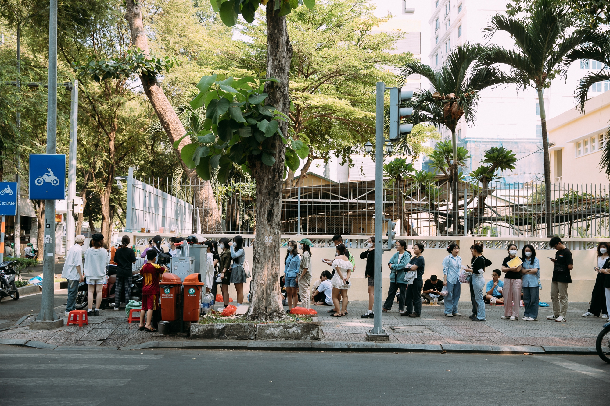 Giới trẻ Sài Gòn đổ ra đường chơi lễ Giỗ Tổ Hùng Vương, đông đúc xếp hàng tại địa điểm cà phê ruột vào sáng sớm - Ảnh 6.
