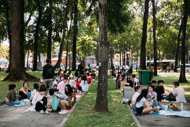 Giới trẻ Sài Gòn đổ ra đường chơi lễ Giỗ Tổ Hùng Vương, đông đúc xếp hàng tại địa điểm cà phê &quot;ruột&quot; vào sáng sớm - Ảnh 3.