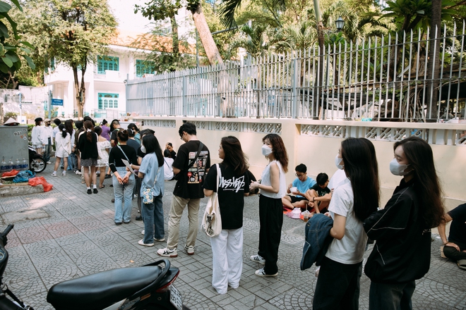 Giới trẻ Sài Gòn đổ ra đường chơi lễ Giỗ Tổ Hùng Vương, đông đúc xếp hàng tại địa điểm cà phê &quot;ruột&quot; vào sáng sớm - Ảnh 6.