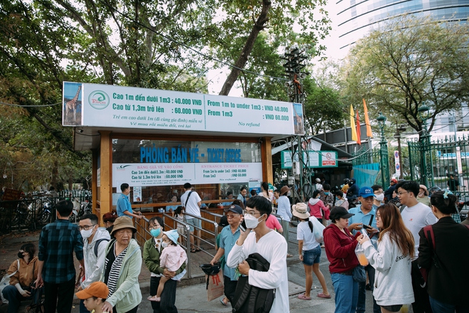 Giới trẻ Sài Gòn đổ ra đường chơi lễ Giỗ Tổ Hùng Vương, đông đúc xếp hàng tại địa điểm cà phê &quot;ruột&quot; vào sáng sớm - Ảnh 20.
