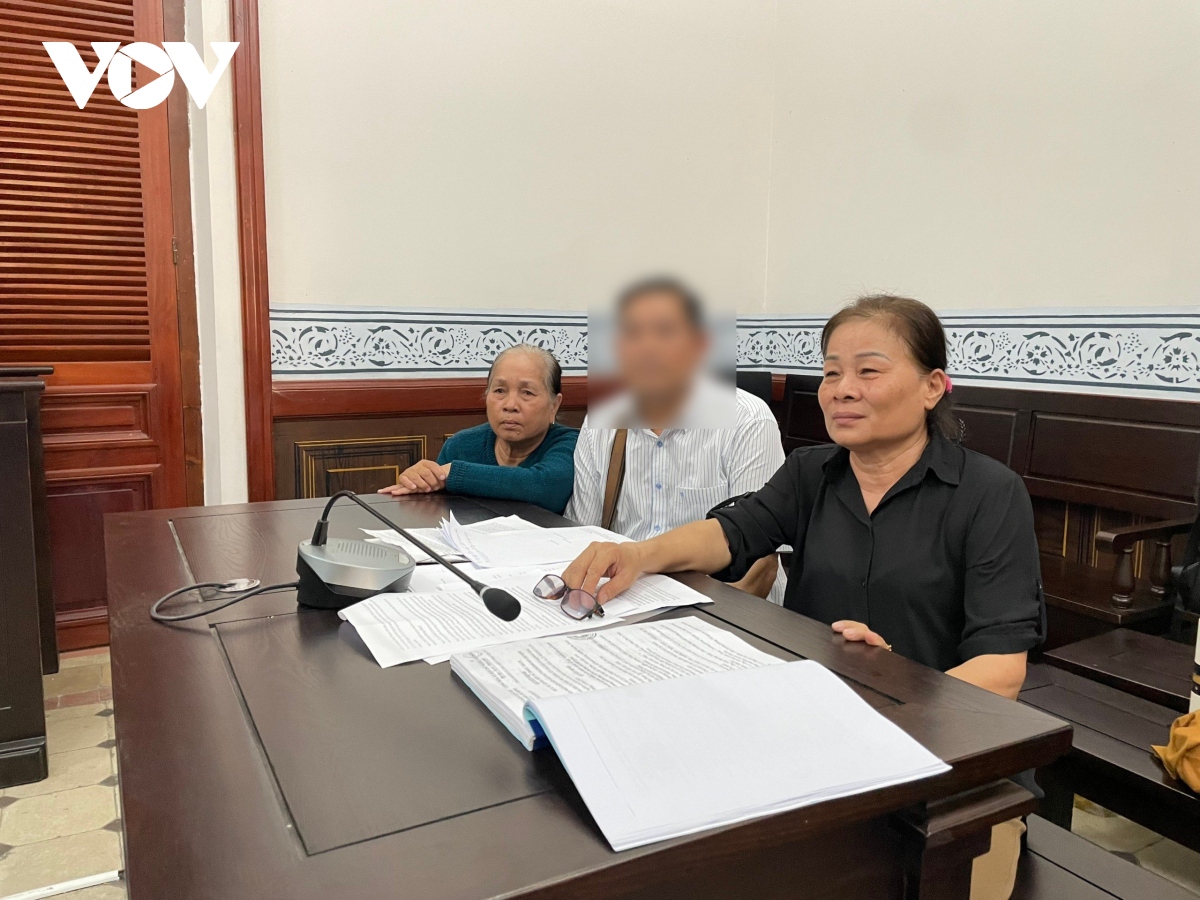 Xét xử sơ thẩm lại vụ "bồi thường 1m2 đất bằng giá một tô phở" - Ảnh 2. Xét xử sơ thẩm lại vụ "bồi thường 1m2 đất bằng giá một tô phở" - Ảnh 2.