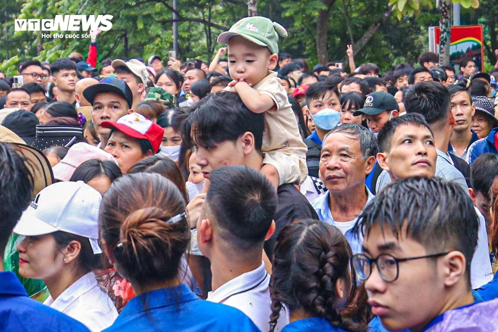 Trẻ em mệt bơ phờ, theo chân bố mẹ vượt biển người ngày khai hội Đền Hùng - Ảnh 5.