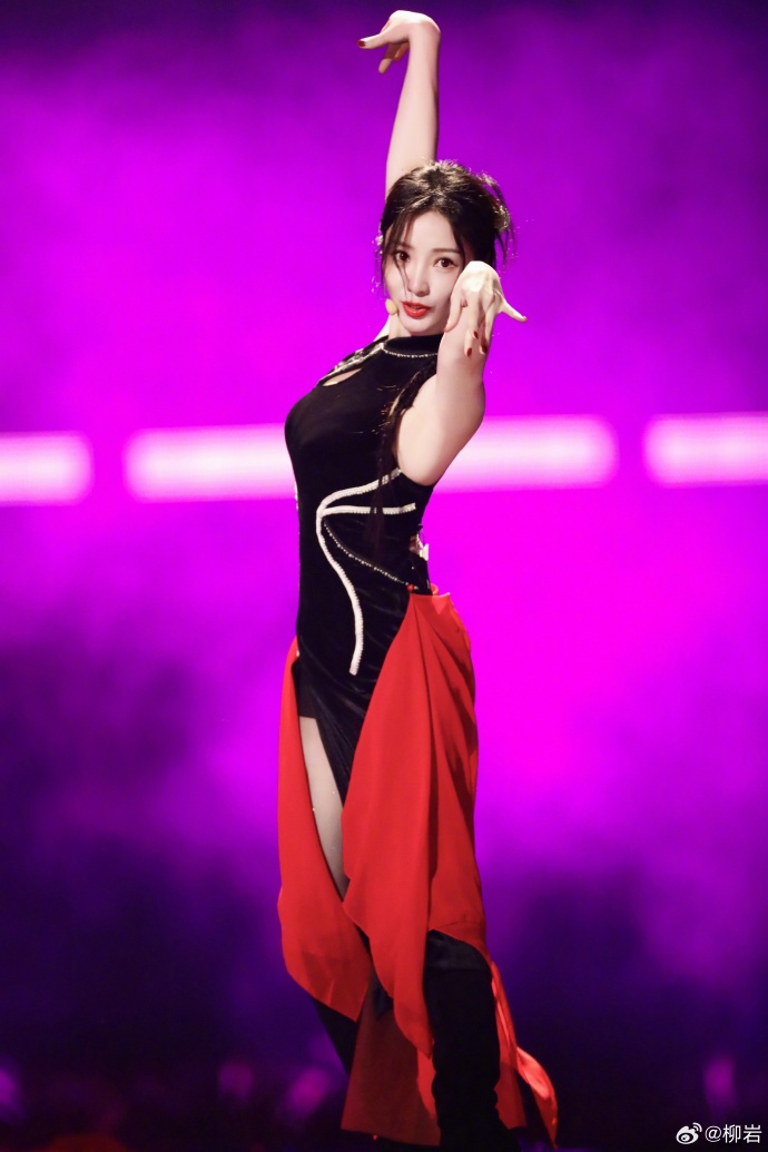 Một chị đẹp Trung Quốc bất ngờ trình diễn bản hit đạt 10 tỷ view Douyin của Tăng Duy Tân ở Đạp gió!- Ảnh 4.