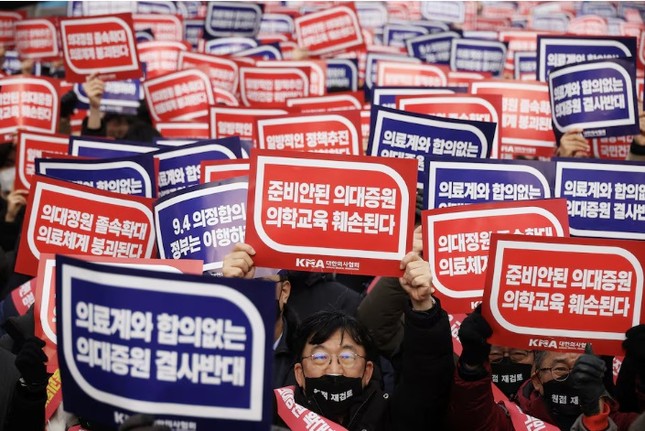 Chính phủ Hàn Quốc chấp nhận xuống nước với các bác sĩ sau khi hứng đòn đau - Ảnh 1.