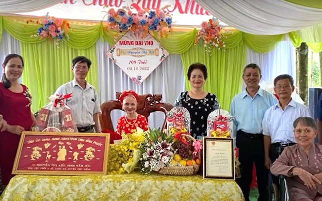 Cụ bà 102 tuổi vẫn hít đất hằng ngày, đi xe máy hàng chục cây số - Ảnh 5. Cụ bà 102 tuổi vẫn hít đất hằng ngày, đi xe máy hàng chục cây số - Ảnh 5.
