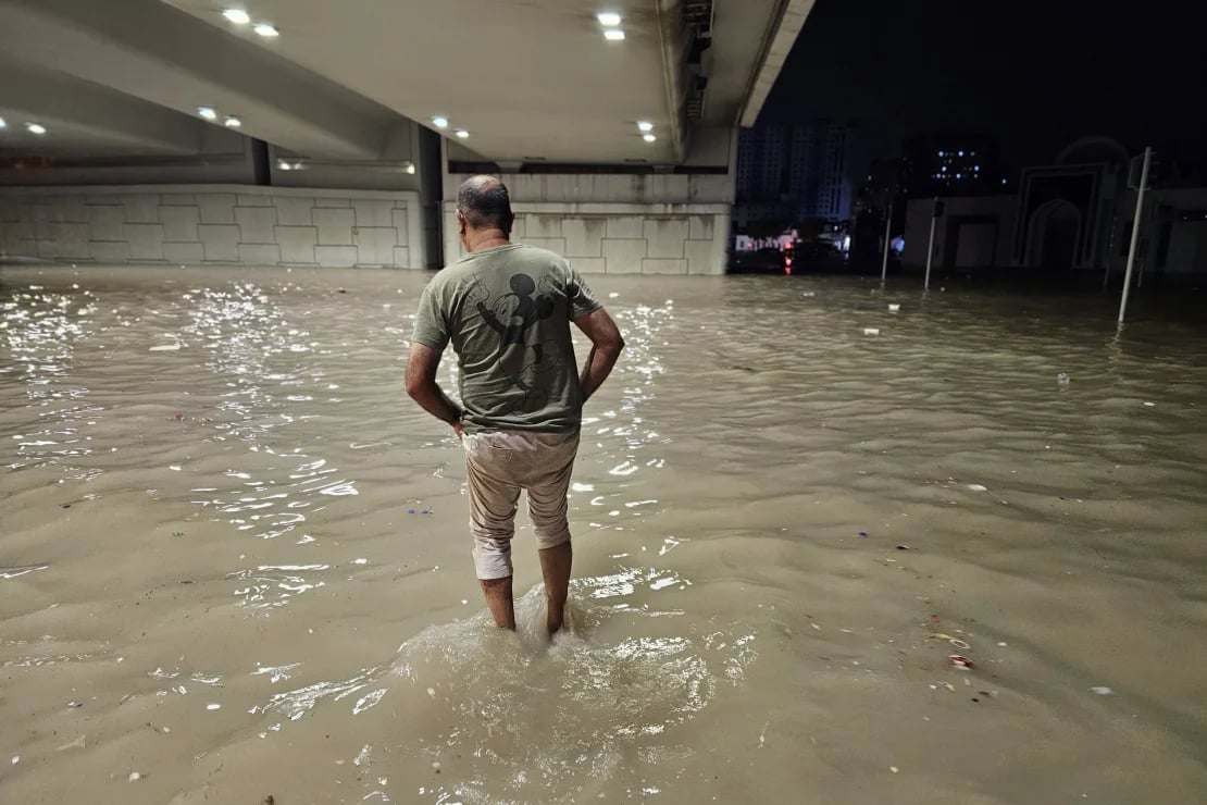 Thêm nhiều clip không thể tin nổi trong trận mưa ngập kỷ lục ở UAE: Gió giật tung đồ đạc, ô tô chìm trong nước - Ảnh 5.