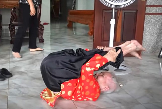 Cụ bà 102 tuổi vẫn hít đất hằng ngày, đi xe máy hàng chục cây số - Ảnh 2. Cụ bà 102 tuổi vẫn hít đất hằng ngày, đi xe máy hàng chục cây số - Ảnh 2.