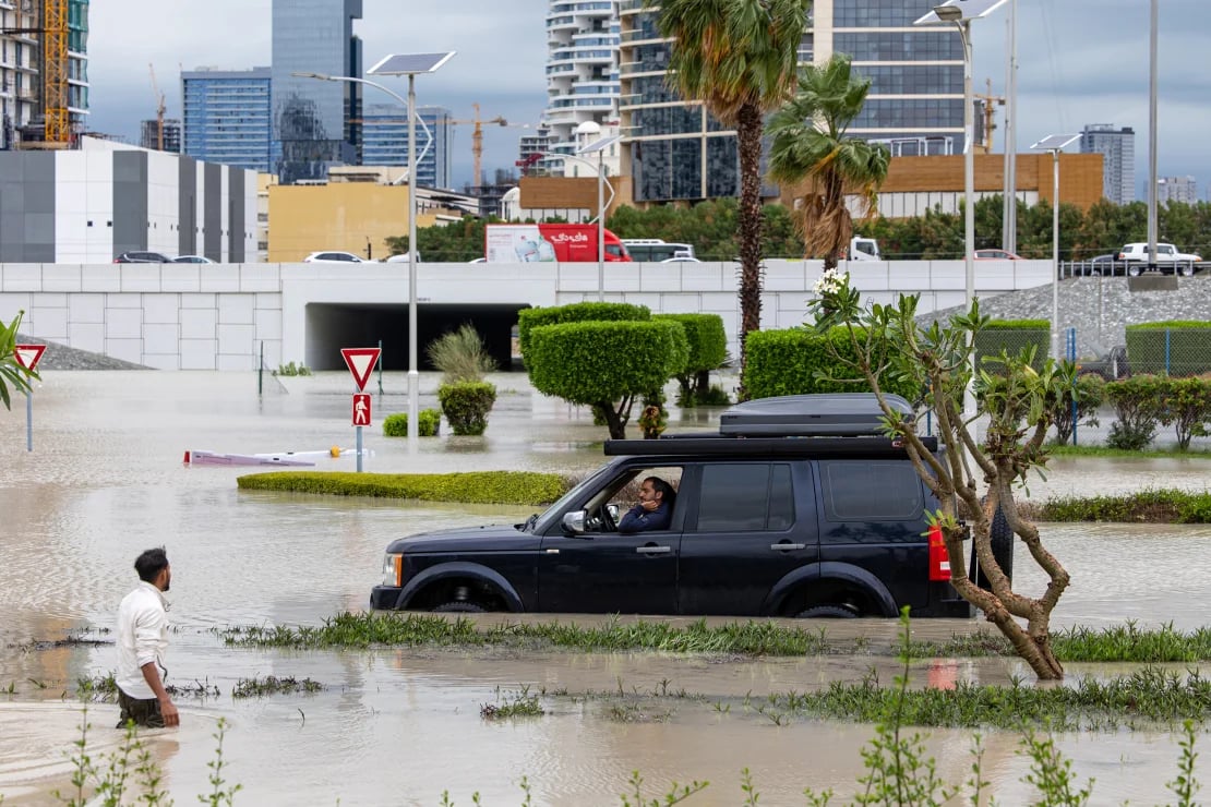 Thêm nhiều clip không thể tin nổi trong trận mưa ngập kỷ lục ở UAE: Gió giật tung đồ đạc, ô tô chìm trong nước - Ảnh 2.
