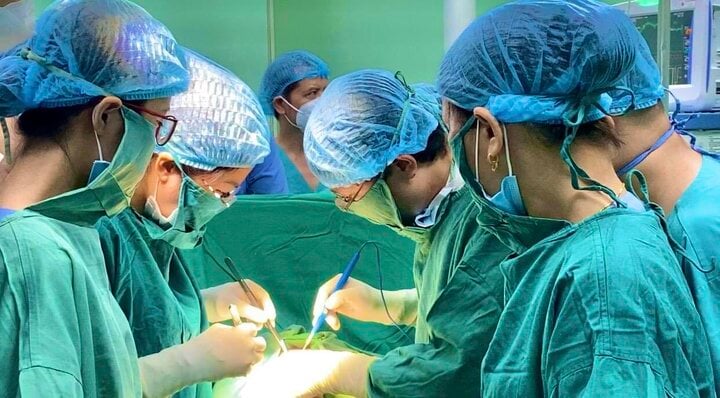 Bác sĩ 2 bệnh viện ở Hà Nội cùng 'cân não' mổ lấy thai cho ca bệnh đặc biệt - Ảnh 1.