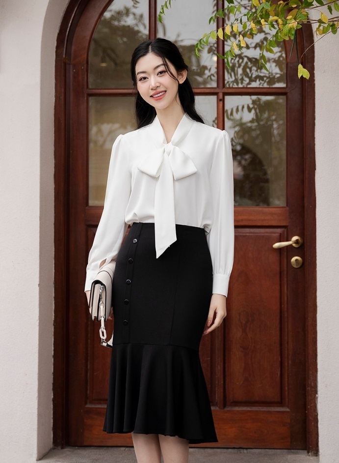 9 mẫu sơ mi trắng dưới 300k t&ocirc;n d&aacute;ng thanh lịch cho n&agrave;ng c&ocirc;ng sở - Ảnh 2.