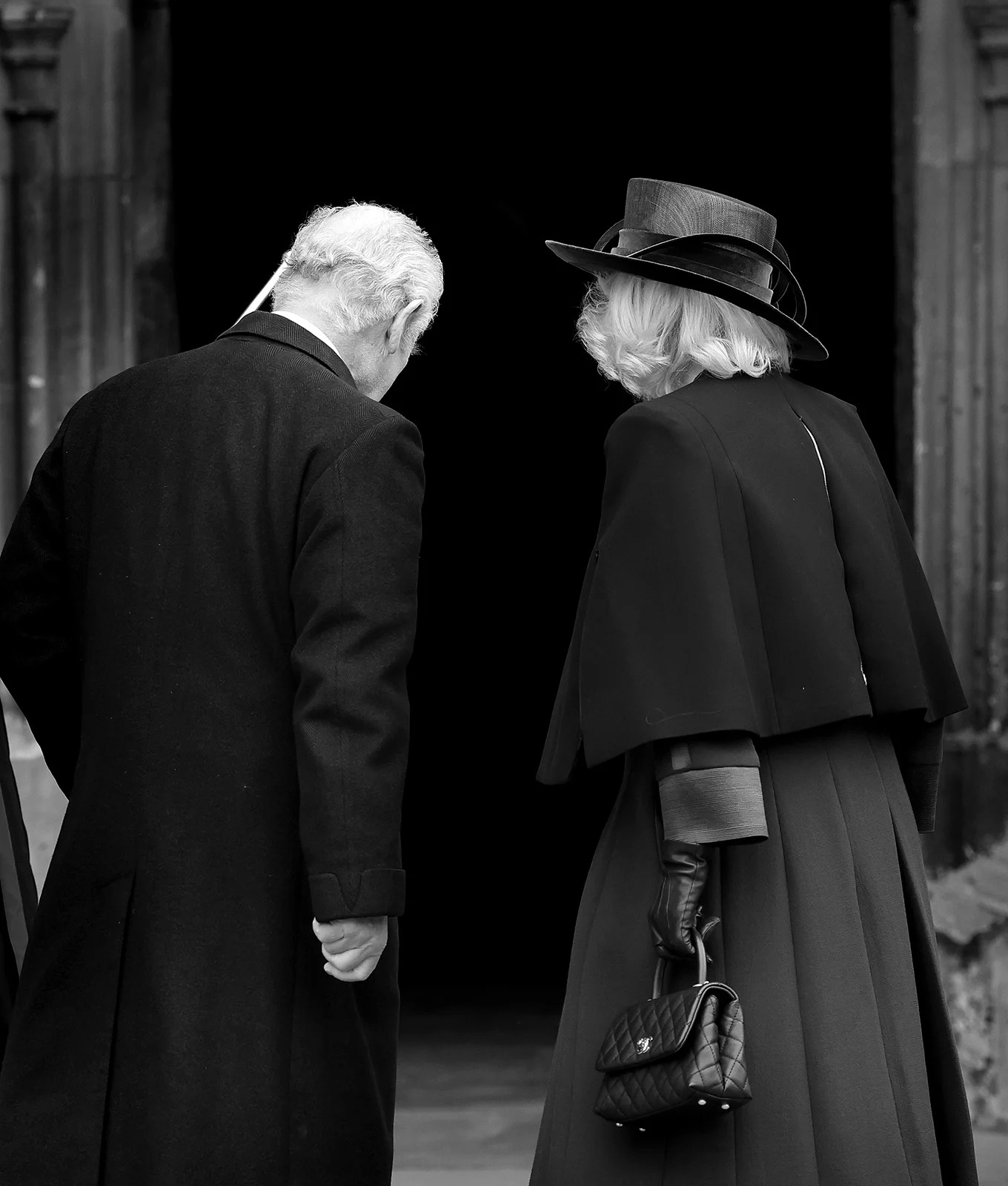 Bức ảnh cảm động: Vua Charles và Vương hậu Camilla sánh bước bên nhau, ngôn ngữ cơ thể nói lên nhiều điều- Ảnh 1.