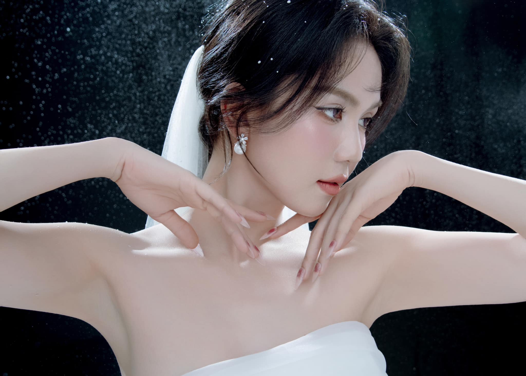 Ngọc Trinh mặc váy cưới lộng lẫy, netizen: “Hóng chú rể”- Ảnh 2.