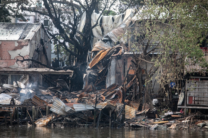 Cảnh hoang tàn sau vụ cháy dãy nhà ở quận 8 - Ảnh 8.