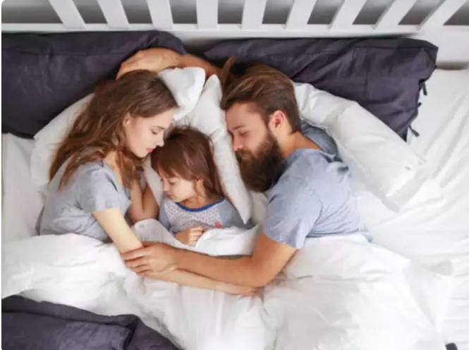 ​6 vấn đề sức khỏe phổ biến khi ngủ dưới điều hòa - Ảnh 1.