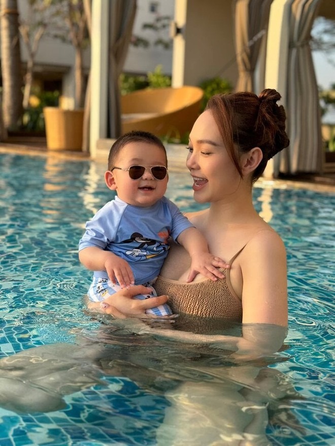 Minh Hằng đưa con trai đi tân trang dịp cuối tuần, nhóc tì 8 tháng tuổi có biểu cảm hài hước khiến netizen &quot;đổ rầm rầm&quot; - Ảnh 3.