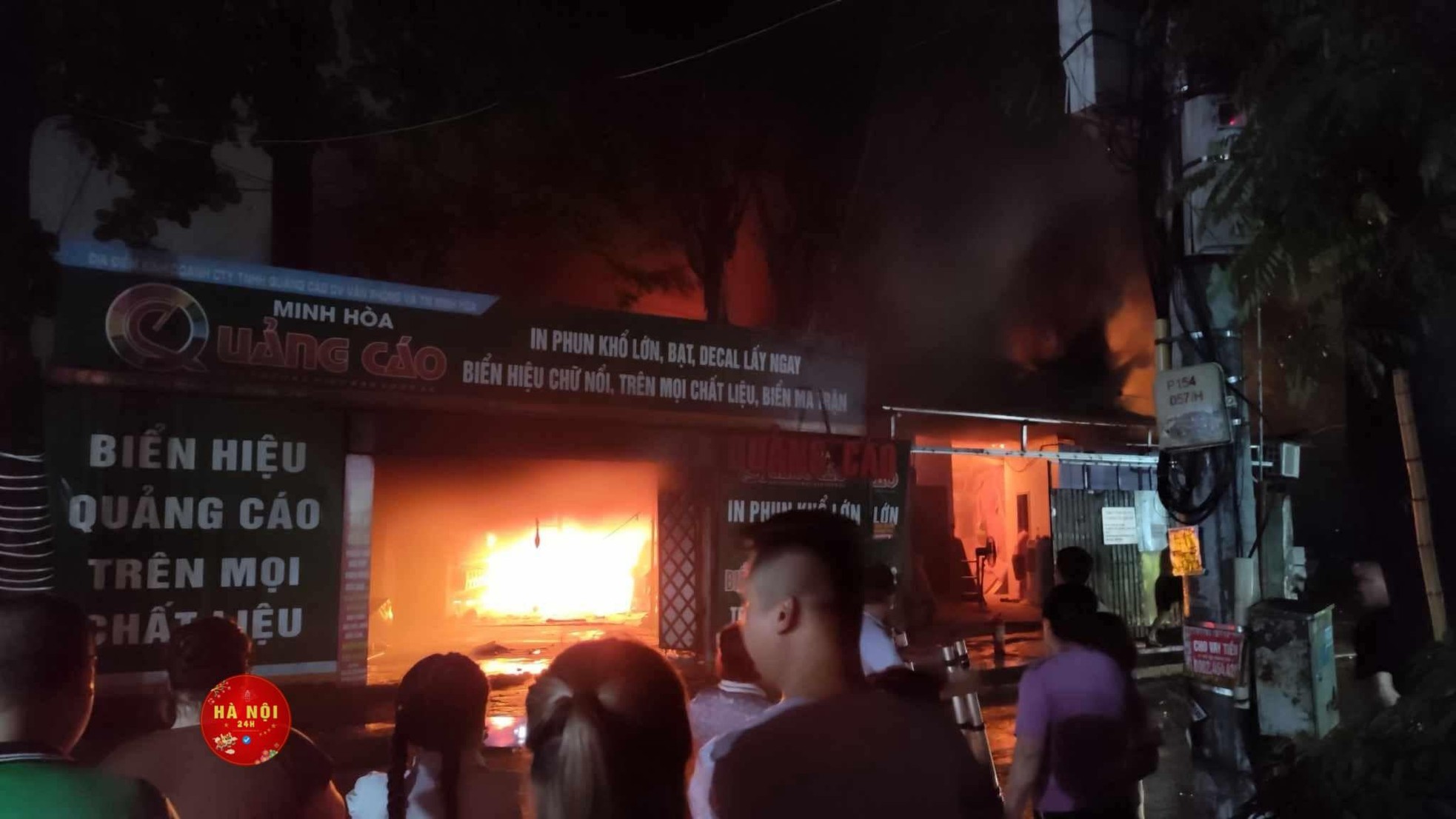 Hà Nội: Sét đánh bén lửa, thiêu rụi cửa hàng quảng cáo trong mưa - Ảnh 1.