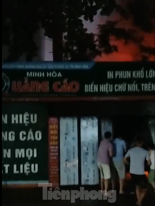 Hà Nội: Sét đánh bén lửa, thiêu rụi cửa hàng quảng cáo trong mưa - Ảnh 5.