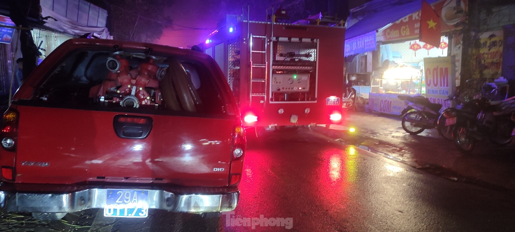 Hà Nội: Sét đánh bén lửa, thiêu rụi cửa hàng quảng cáo trong mưa - Ảnh 11.