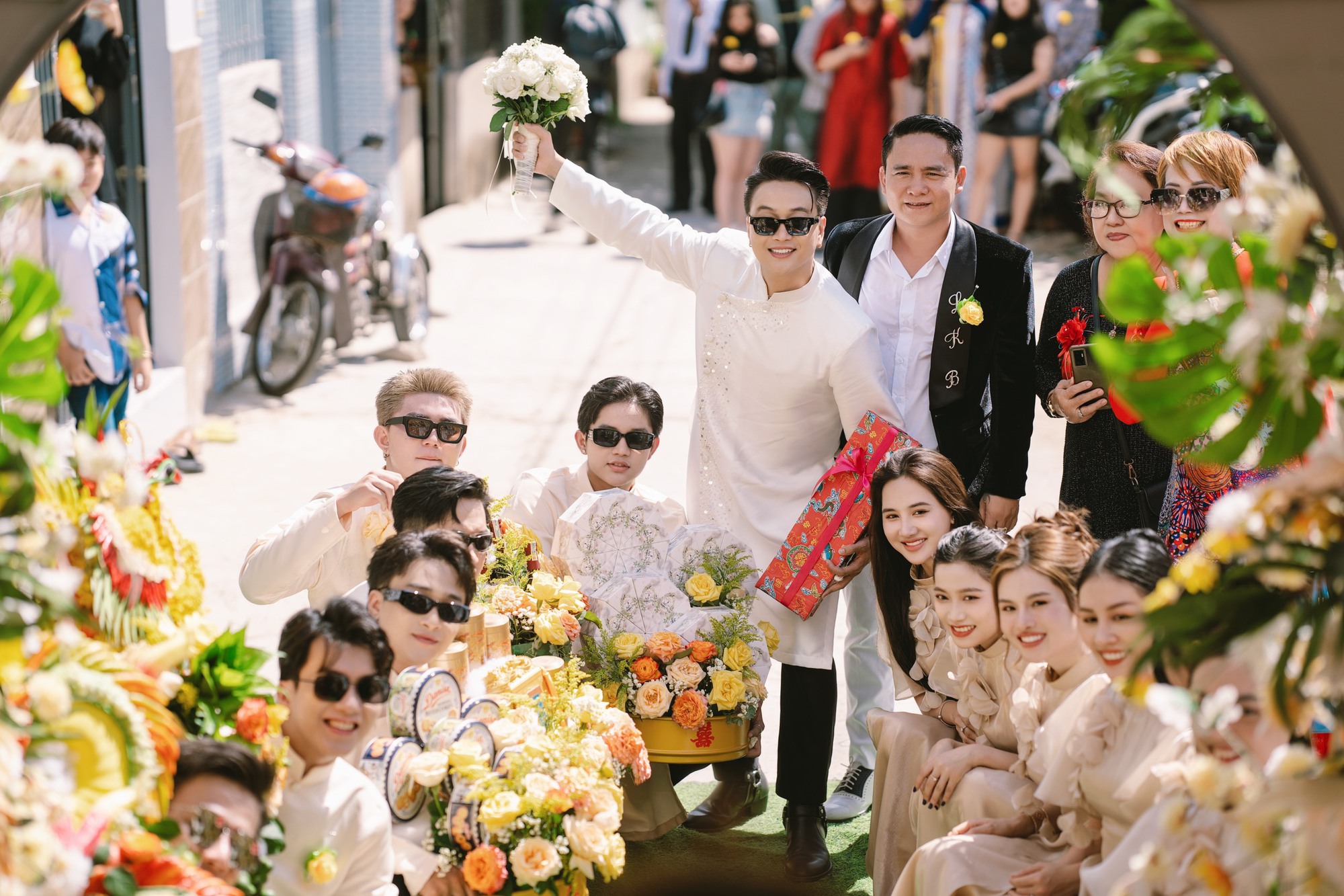 Đám cưới TiTi (HKT) tại Cần Thơ: Chú rể điển trai đón dâu bằng Rolls-Royce, dàn sính lễ bạc tỷ gây choáng - Ảnh 5.