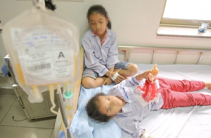 Những đứa trẻ phải sống nhờ m&aacute;u người kh&aacute;c - Ảnh 1.