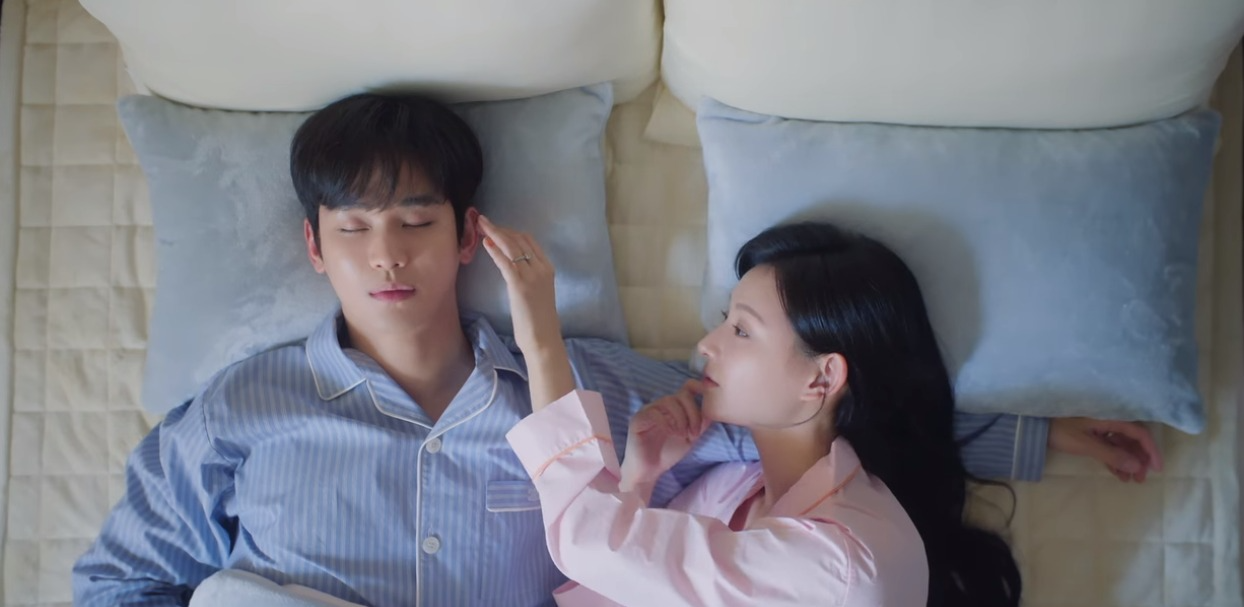 Queen of Tears tập 13: Kim Ji Won được cứu nhưng lại hay tin chấn động, quá sốc khi bị Kim Soo Hyun lừa - Ảnh 3.