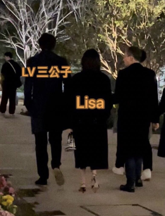 Dậy sóng loạt ảnh Lisa (BLACKPINK) hẹn hò bạn trai nhà tỷ phú ở nước ngoài, thì ra không hề xa cách như công chúng vẫn tưởng - Ảnh 3.
