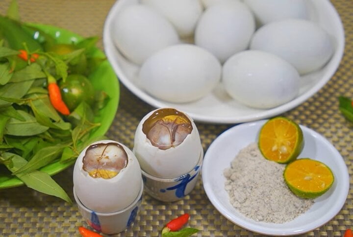 Luộc trứng vịt lộn cho thêm thứ này, trứng sẽ không tanh và rất ngon - Ảnh 2.