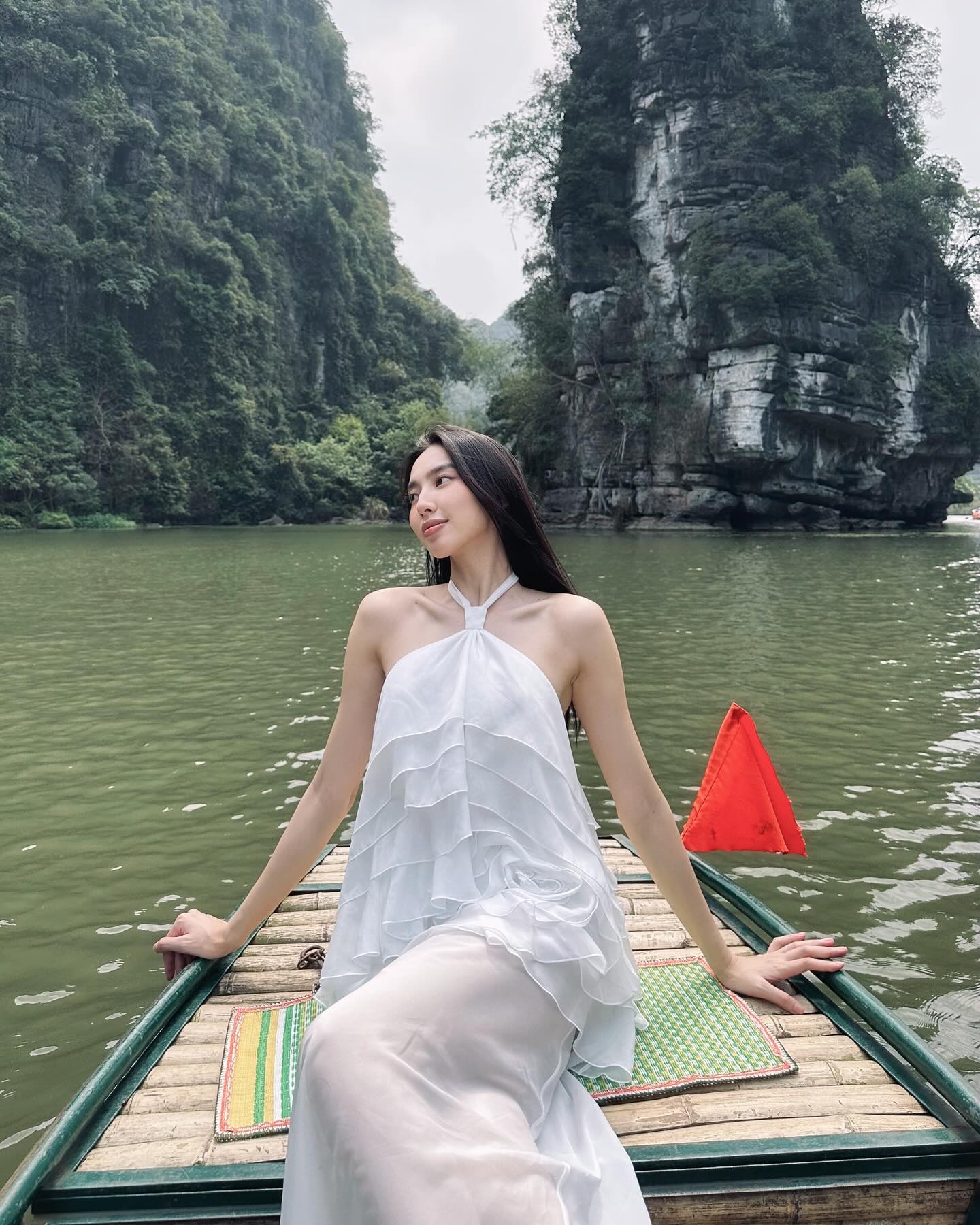Tham khảo mỹ nhân Việt 10 set váy đi du lịch cực ăn ảnh - Ảnh 3.