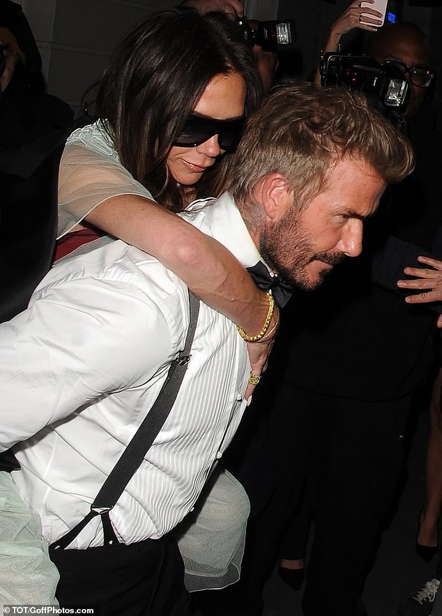 Góc chồng nhà người ta: David Beckham cõng vợ ra về sau khi tan tiệc vào lúc 2h30 sáng, quan tâm đến từng chi tiết nhỏ - Ảnh 2.