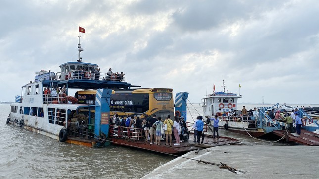 Khách ngộp thở, chờ phà 3 tiếng mới ra được Cát Bà du lịch - Ảnh 9. Khách ngộp thở, chờ phà 3 tiếng mới ra được Cát Bà du lịch - Ảnh 9.
