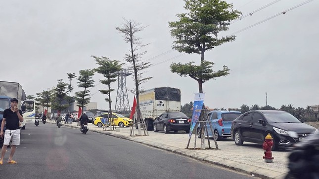 Khách ngộp thở, chờ phà 3 tiếng mới ra được Cát Bà du lịch - Ảnh 6. Khách ngộp thở, chờ phà 3 tiếng mới ra được Cát Bà du lịch - Ảnh 6.