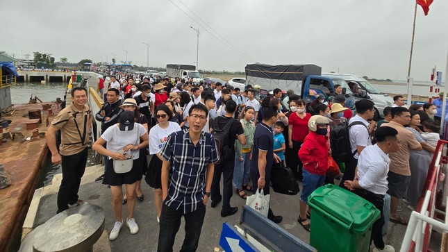 Khách ngộp thở, chờ phà 3 tiếng mới ra được Cát Bà du lịch - Ảnh 3. Khách ngộp thở, chờ phà 3 tiếng mới ra được Cát Bà du lịch - Ảnh 3.