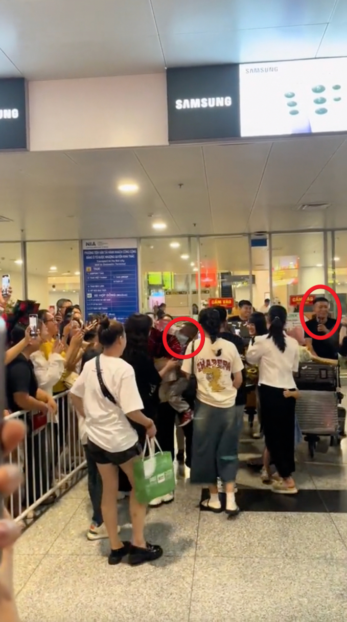 Sức hút khó tin của Lôi con ở Việt Nam: Fan xếp hàng đón ở sân bay, lên top trending khi diễn văn nghệ ở Hà Nam - Ảnh 3.