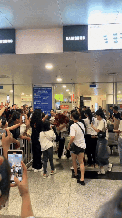 Sức hút khó tin của Lôi con ở Việt Nam: Fan xếp hàng đón ở sân bay, lên top trending khi diễn văn nghệ ở Hà Nam - Ảnh 2.