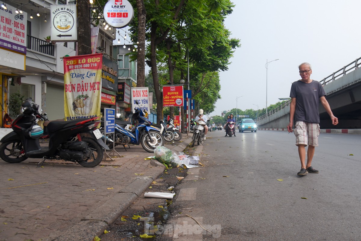 Rác thải sinh hoạt ngổn ngang trên nhiều cây cầu, tuyến phố Hà Nội - Ảnh 3.