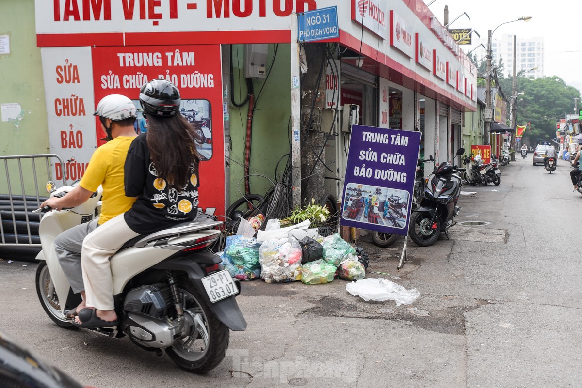 Rác thải sinh hoạt ngổn ngang trên nhiều cây cầu, tuyến phố Hà Nội - Ảnh 16.