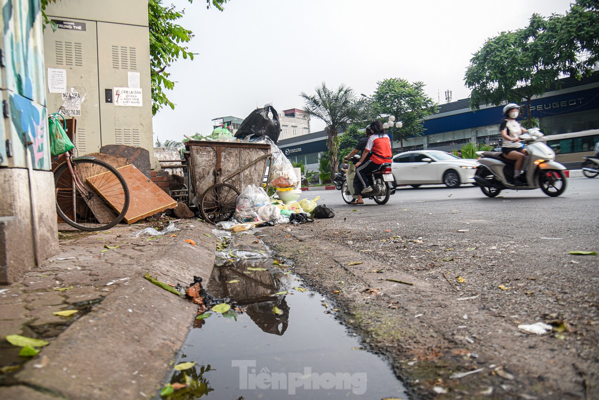 Rác thải sinh hoạt ngổn ngang trên nhiều cây cầu, tuyến phố Hà Nội - Ảnh 1.