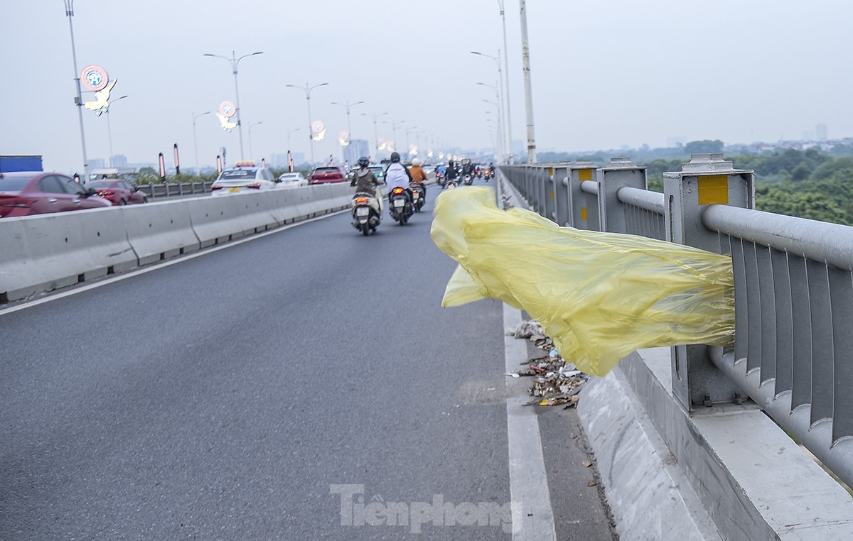 Rác thải sinh hoạt ngổn ngang trên nhiều cây cầu, tuyến phố Hà Nội - Ảnh 11.