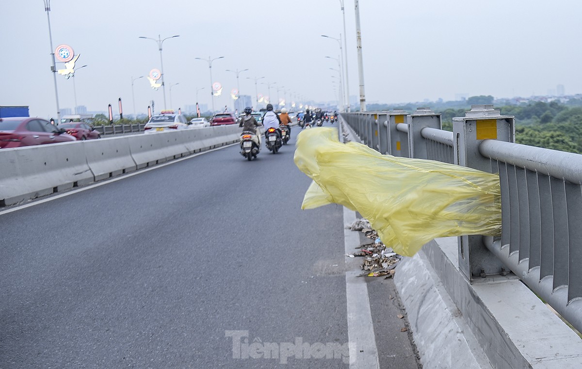 Rác thải sinh hoạt ngổn ngang trên nhiều cây cầu, tuyến phố Hà Nội - Ảnh 11. Rác thải sinh hoạt ngổn ngang trên nhiều cây cầu, tuyến phố Hà Nội - Ảnh 11.