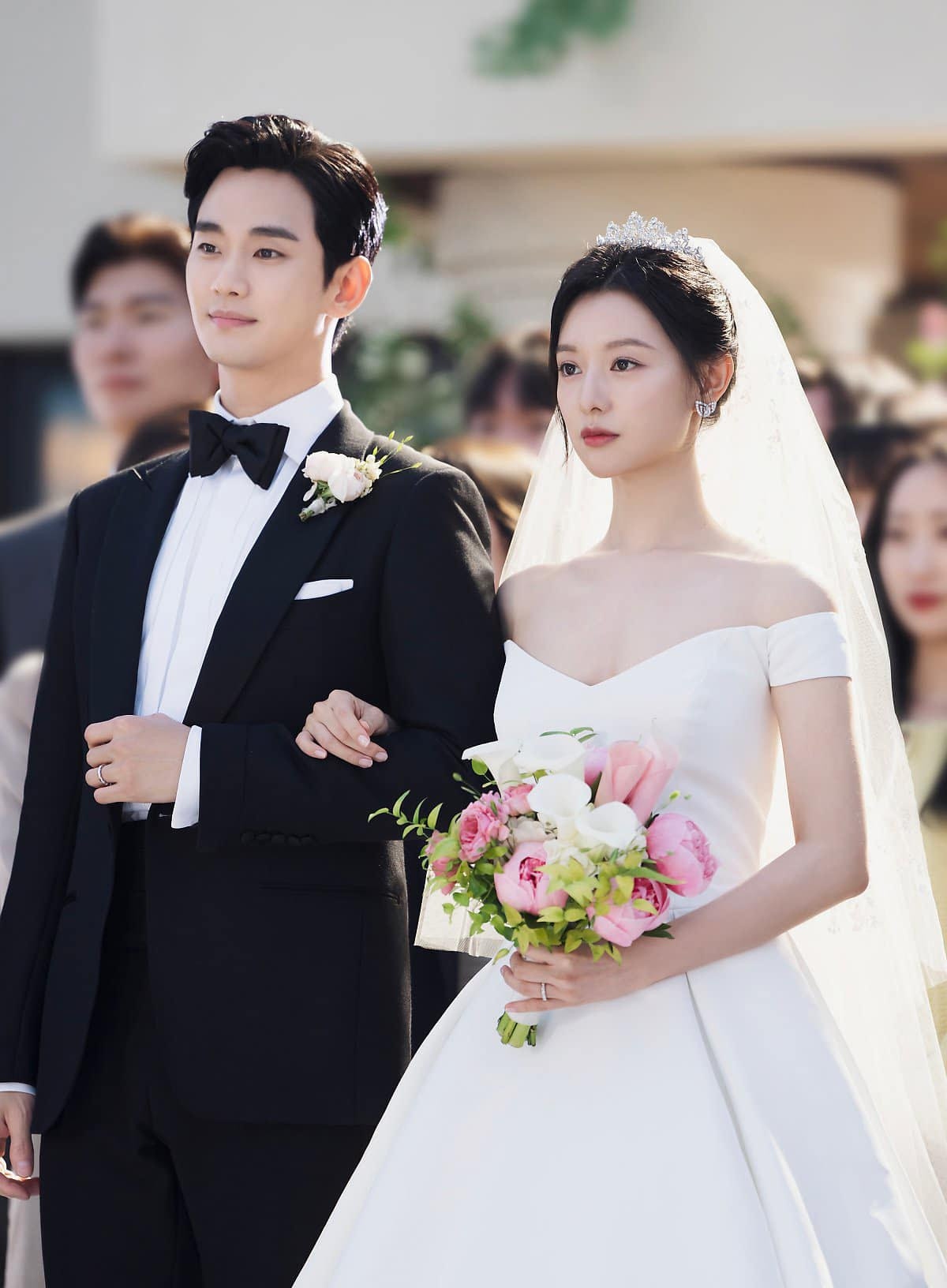 So kè những mẫu váy cưới của nữ chính phim Hàn đầu năm 2024 - Ảnh 2.