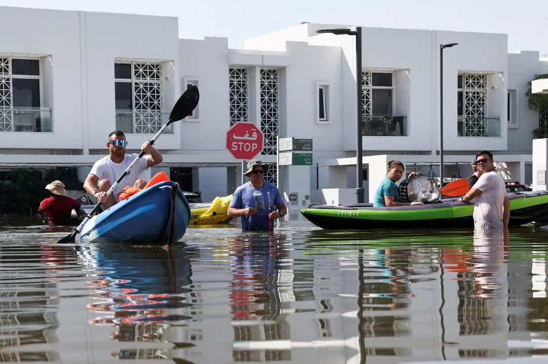 Dubai sau 1 tuần tê liệt vì nước lũ: Khi thảm họa thiên nhiên kinh khủng nhất trong 75 năm tàn phá thành phố xa hoa - Ảnh 5.