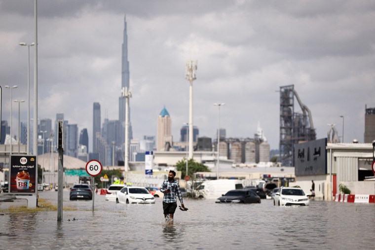 Dubai sau 1 tuần tê liệt vì nước lũ: Khi thảm họa thiên nhiên kinh khủng nhất trong 75 năm tàn phá thành phố xa hoa - Ảnh 4. Dubai sau 1 tuần tê liệt vì nước lũ: Khi thảm họa thiên nhiên kinh khủng nhất trong 75 năm tàn phá thành phố xa hoa - Ảnh 4.