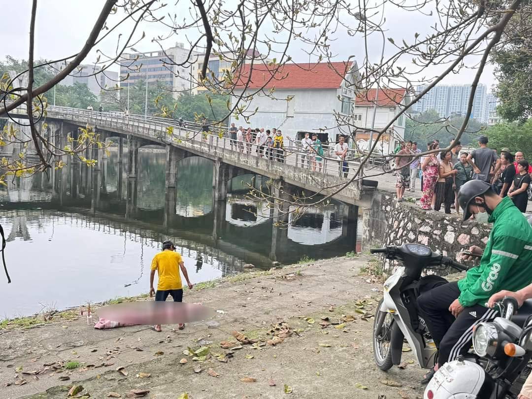 Hà Nội: Một trẻ nhỏ ngã xuống hồ công viên Tuổi Trẻ, tử vong thương tâm- Ảnh 1.