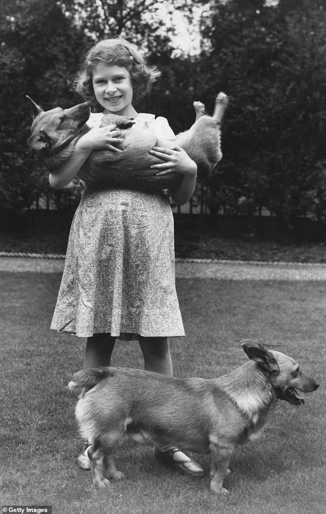 Tượng đài Nữ vương Elizabeth II cùng 3 chú chó corgi được khánh thành, dân Anh xúc động tưởng nhớ vị vua đáng kính- Ảnh 2.